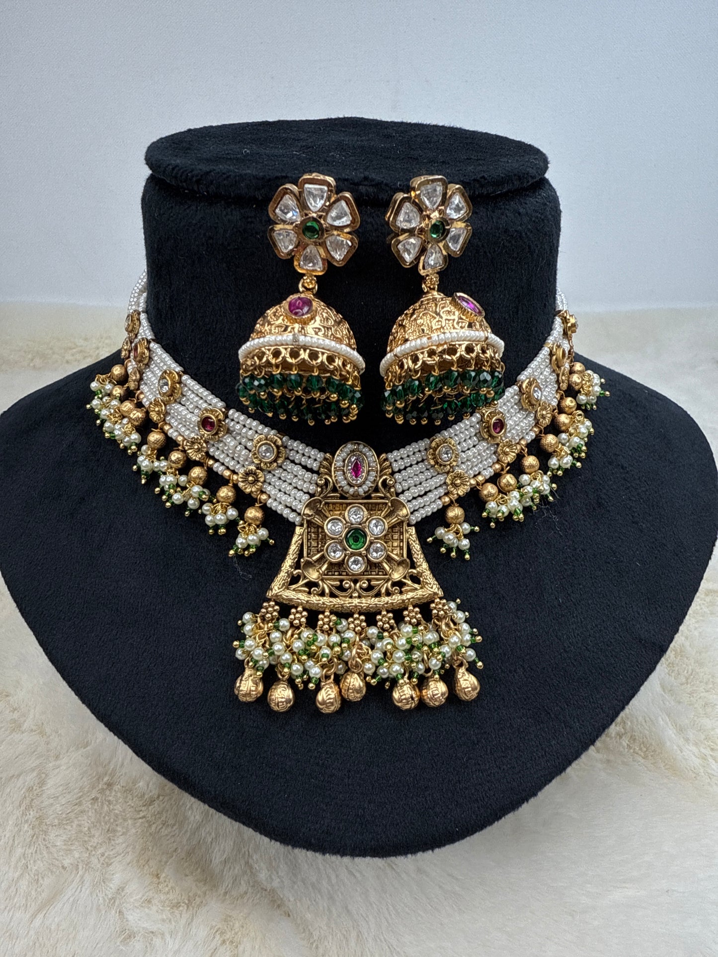 Pearl pendant choker
